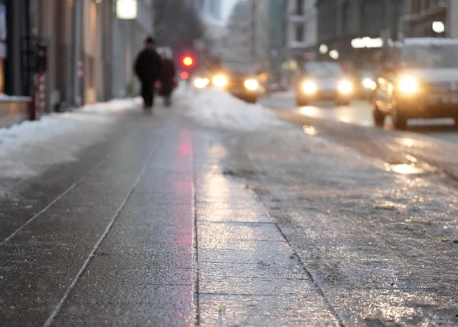 Apledojuši apstākļi gaidāmi līdz dienas beigām: Rīga masveidā kopj ielu un ietvju segumu, kā arī brīdina šoferus