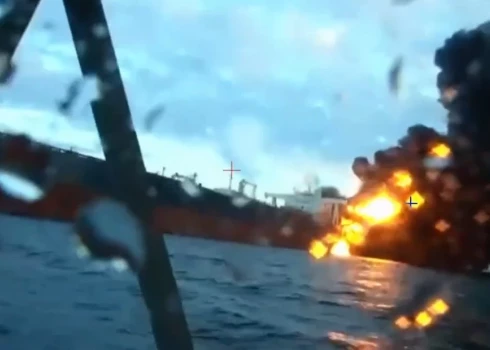 Melnajā jūrā pēc eksplozijām ir aizdegušies divi naftas tankkuģi.