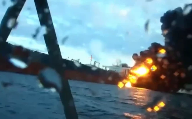 Melnajā jūrā pēc eksplozijām ir aizdegušies divi naftas tankkuģi.