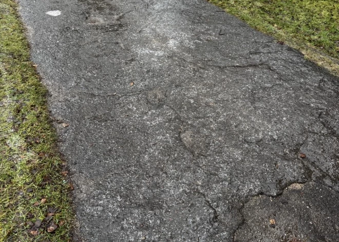 "Я летела ногами вверх": рижане негодуют - город превратился в сплошной каток, даже в самом центре