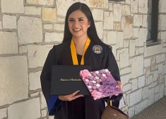 Koledžas pirmkursniece tiek deportēta no ASV, lidojot mājās, lai pārsteigtu ģimeni Pateicības dienā