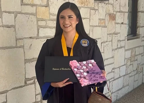 Ani Lusija Lopesa Bejosa svin savu vidusskolas izlaidumu Teksasā.