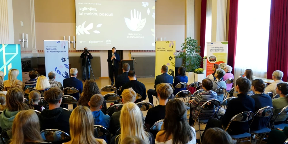 Официальная статистика расходится, методики подсчета различаются, а оценки экспертов колеблются от 30 до 43 % выпускников, которые после получения диплома переходят на вид на жительство с правом работы или реально выходят на латвийский рынок труда.