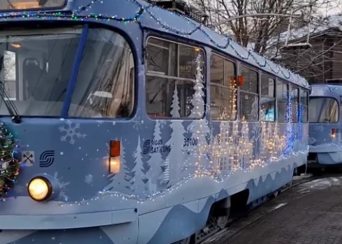 Rīgas ielās kursēs svētku tramvajs.