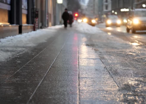 Traumatoloģijas un ortopēdijas slimnīca piedzīvo pacientu pieplūdumu slideno ielu dēļ.
