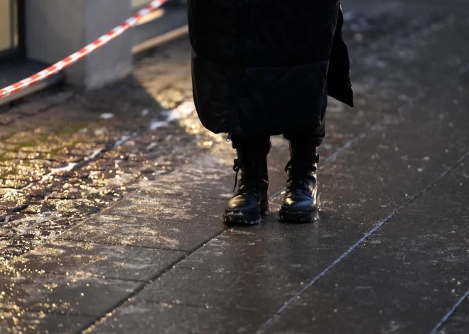 Травматология Риги переполнена: гололед превратил улицы в конвейер ушибов