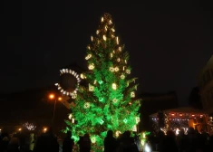 FOTO: Rātslaukumu piepilda svētku noskaņa – iedegta Rīgas galvenā egle