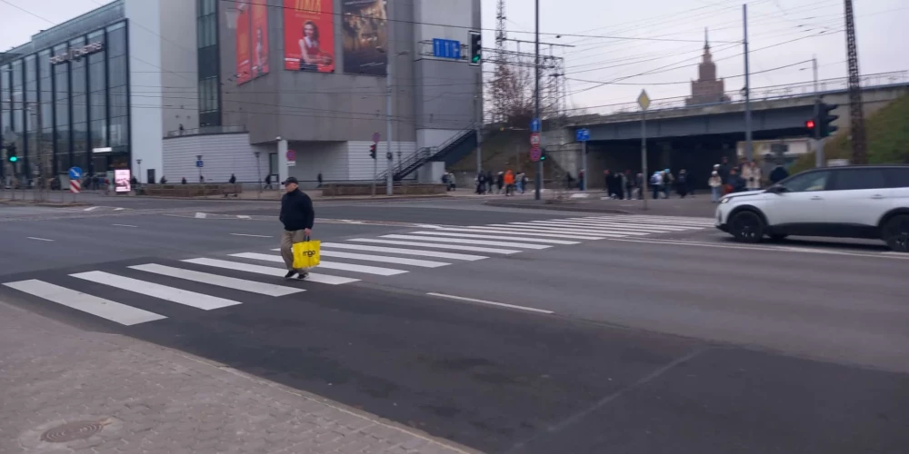 В этом месяце у Центрального рынка появился новый регулируемый пешеходный переход.