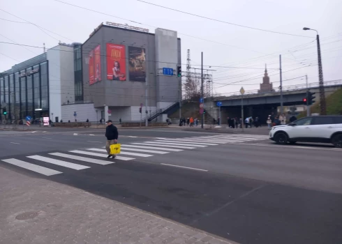 В этом месяце у Центрального рынка появился новый регулируемый пешеходный переход.