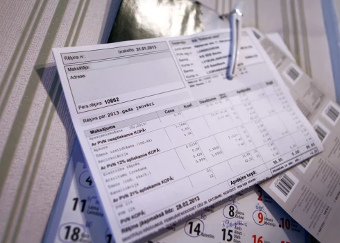 Не захламляйте шкаф! Бумажные счета за свет, газ и связь можно смело выбрасывать после оплаты.