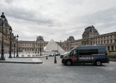 После скандальной кражи драгоценностей Лувр усиливает безопасность и... поднимает цены