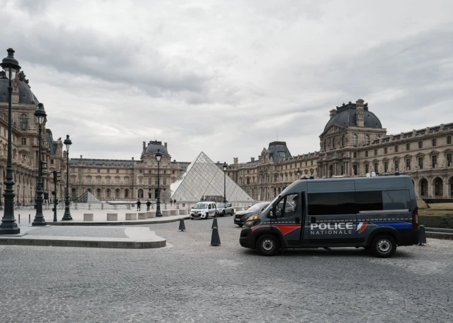 После скандальной кражи драгоценностей Лувр усиливает безопасность и... поднимает цены