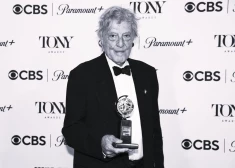 Умер британский драматург Том Стоппард, чью пьесу в Риге ставил голливудский актер Джон Малкович