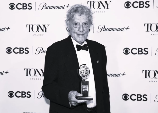 Умер британский драматург Том Стоппард, чью пьесу в Риге ставил голливудский актер Джон Малкович