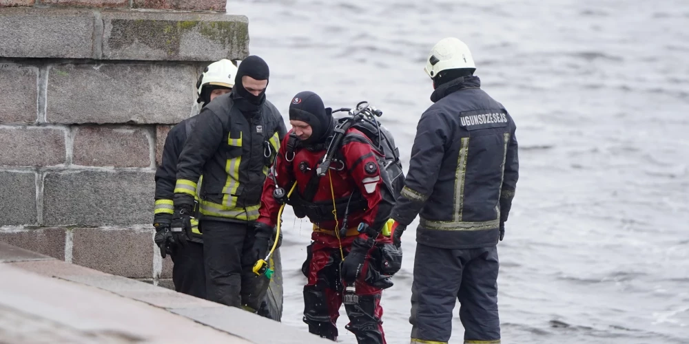 Государственная пожарно-спасательная служба работает на месте происшествия между Каменным и Вантовым мостами, где 27 ноября легковой автомобиль въехал в Даугаву и затонул.