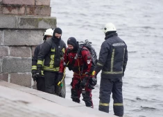 Государственная пожарно-спасательная служба работает на месте происшествия между Каменным и Вантовым мостами, где 27 ноября легковой автомобиль въехал в Даугаву и затонул.