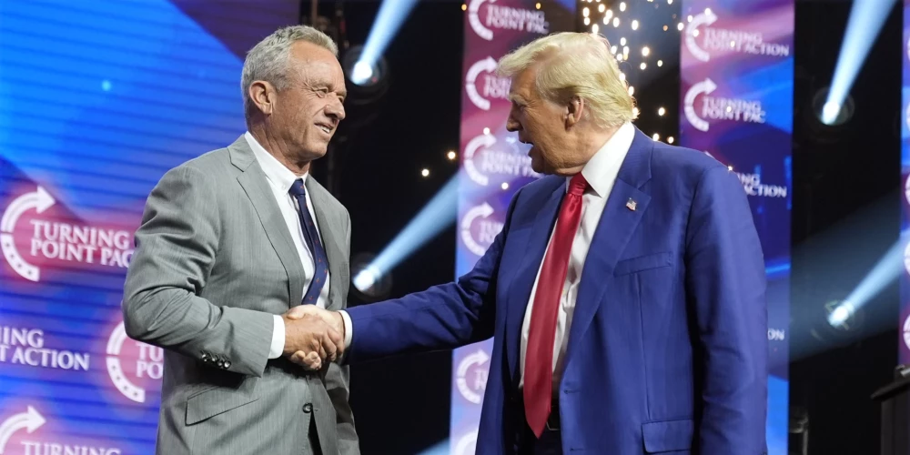 RFK jaunākais izsmiets par to, ka digitāli aizstājis Pateicības dienas maltīti ar vecu fotogrāfiju prezidenta lidmašīnā “Air Force One”, kurā viņš kopā ar Trampu ēd “McDonald’s.