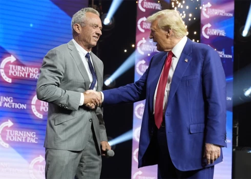 RFK jaunākais izsmiets par to, ka digitāli aizstājis Pateicības dienas maltīti ar vecu fotogrāfiju prezidenta lidmašīnā “Air Force One”, kurā viņš kopā ar Trampu ēd “McDonald’s.