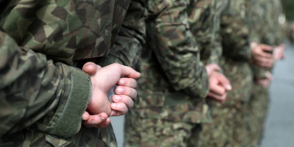 Valsts aizsardzības mācība visiem skolēniem iestrēgst finansējuma neskaidrībās.