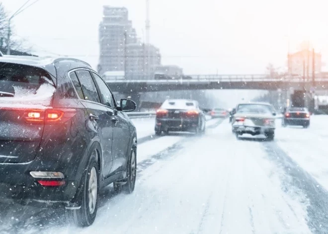 Brīdina par apgrūtinatiem braukšanas apstākļiem uz Vidzemes autoceļiem