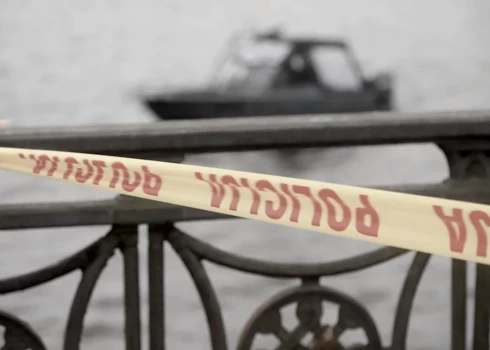 Iedzīvotāji pauž līdzjūtību 40 gadus vecajai sievietei, kas ceturtdienas vakarā Daugavā noslēdza rēķinus ar dzīvi.