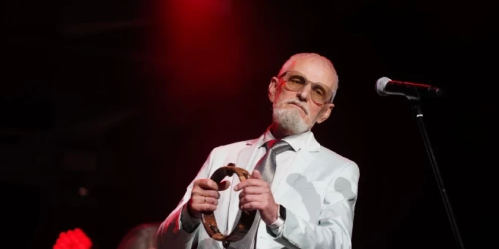 Raimonds Bartaševičs (1953) ir latviešu dziedātājs, rokgrupu "Menuets" un "Pērkons" solists. Jūrmalas pilsētas Goda pilsonis.