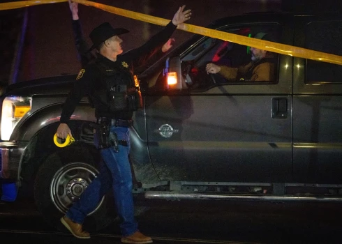 Aizdomās turamais vēl nav aizturēts. Policija pieļauj, ka viņš veicis uzbrukumu ar konkrētu mērķi.