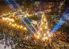 В Юрмале и Риге праздничные елки зажглись вчера, сегодня на очереди Даугавпилс, Добеле, Лиепая и Елгава