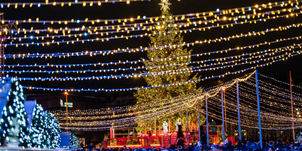 Тысячи людей собрались на площади у Вильнюсского кафедрального собора, чтобы участвовать в церемонии зажжения рождественской елки. 