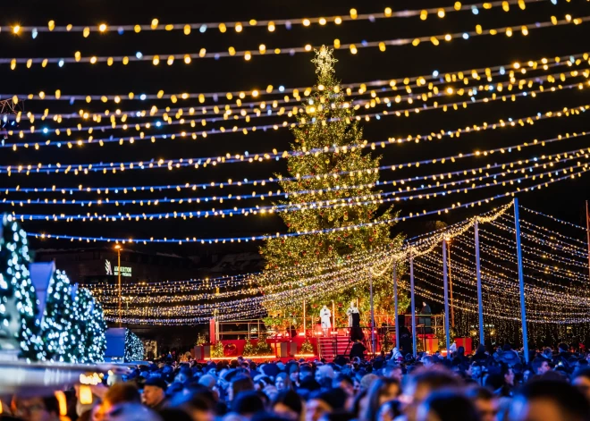 Тысячи людей собрались на площади у Вильнюсского кафедрального собора, чтобы участвовать в церемонии зажжения рождественской елки. 