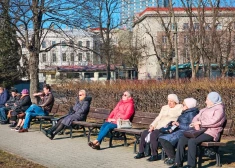 Количество пенсионеров в Латвии выросло, средняя пенсия - тоже. Стоит ли радоваться прибавке в 6 евро?