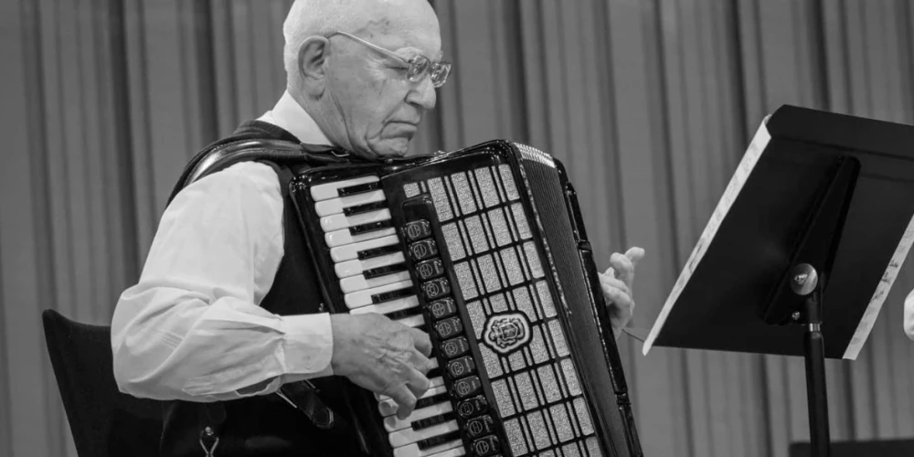 No 1965. gada līdz pat 2006. gadam Aleksandrs Ļebedevs ar nesalīdzināmu profesionalitāti un sirds siltumu veidoja akordeona spēles tradīciju Liepājā.