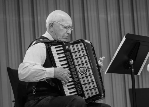 No 1965. gada līdz pat 2006. gadam Aleksandrs Ļebedevs ar nesalīdzināmu profesionalitāti un sirds siltumu veidoja akordeona spēles tradīciju Liepājā.