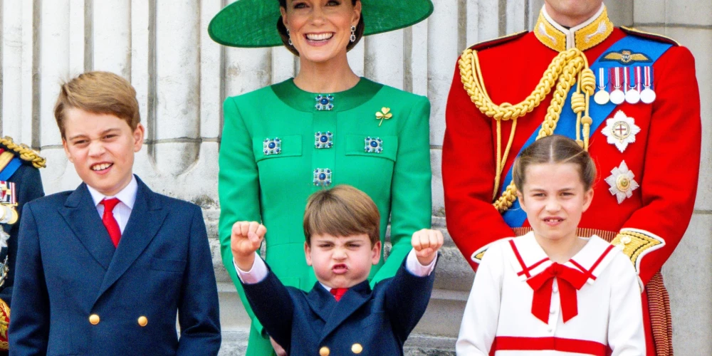 С учетом того, что Джорджу, Шарлотте и Луи сейчас 12, 10 и 7 лет соответственно, Уильяму и Кейт Миддлтон, возможно, не придется принимать решения о будущих титулах детей сразу. 