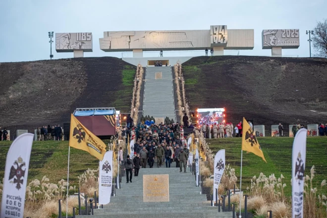 Vietne ir pārveidota par rūpīgi horeogrāfisku skatuvi, kas paredzēta, lai mākslīgi radītu varonības iespaidu un pārrakstītu vēsturi.