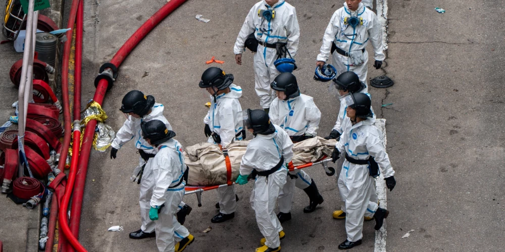 Bojāgājušo skaits ugunsgrēkā Honkongas dzīvojamo namu kompleksa augstceltnēs pieaudzis līdz 164 cilvēkiem. 