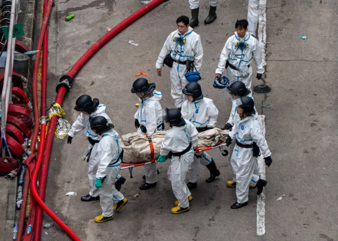 Bojāgājušo skaits ugunsgrēkā Honkongas augstceltnēs pieaudzis līdz 146 cilvēkiem