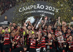 Brazīliešu derbijā "Flamengo" atkal izcīna Dienvidamerikas klubu futbola vērtīgāko trofeju "Copa Libertadores"