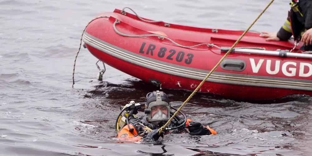 Valsts ugunsdzēsības un glābšanas dienests strādā notikuma vietā starp Akmens un Vanšu tiltu, kur 27. novembrī vieglā automašīna iebrauca Daugavā un nogrima.