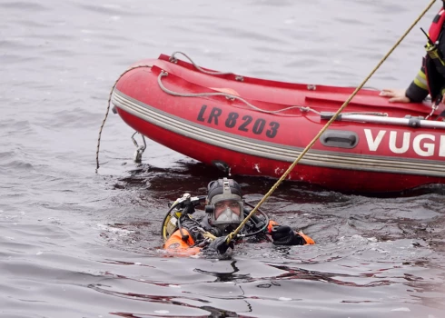 Valsts ugunsdzēsības un glābšanas dienests strādā notikuma vietā starp Akmens un Vanšu tiltu, kur 27. novembrī vieglā automašīna iebrauca Daugavā un nogrima.