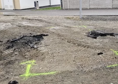 Automašīnas sadedzināšanas vieta (ekrānuzņēmums no video)