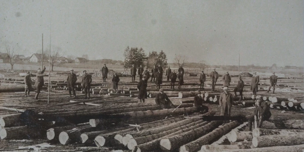 Valmieras bibliotēkā atklāta izstāde par unikālo latviešu amatprasmi, kas novērtēta visā pasaulē - Strenču plotniekiem.