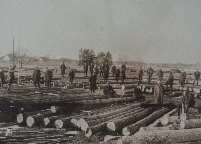 Valmierā skatāma izstāde par varenajiem Strenču plostniekiem