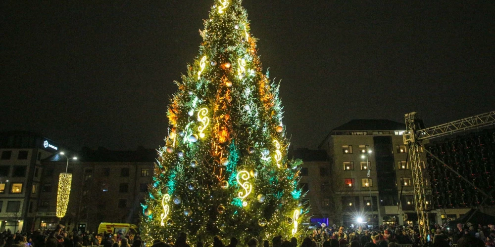 Iedegtā Ziemassvētku egle Jelgavā (publicitātes foto)