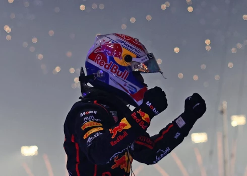 Makss Verstapens līksmo pēc uzvaras F1 Kataras "Grand Prix"