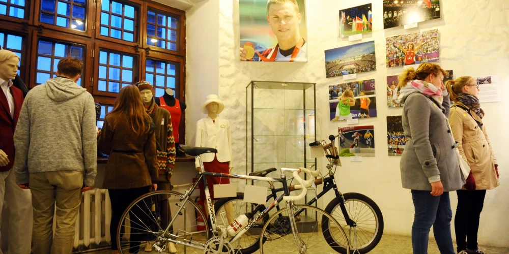 Cilvēki Latvijas Sporta muzejā Muzeju nakts laikā.