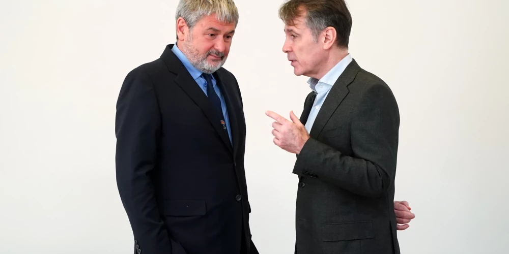 Apsūdzētie - uzņēmējs Oļegs Osinovskis (no kreisās) un VAS "Latvijas dzelzceļš" bijušais valdes priekšsēdētājs Uģis Magonis tiesas sēdes laikā Rīgas apgabaltiesā, kurā turpina skatīt pret viņiem vērsto krimināllietu saistībā ar kukuļošanu.