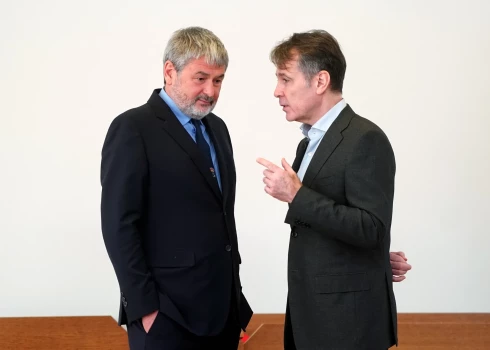 Apsūdzētie - uzņēmējs Oļegs Osinovskis (no kreisās) un VAS "Latvijas dzelzceļš" bijušais valdes priekšsēdētājs Uģis Magonis tiesas sēdes laikā Rīgas apgabaltiesā, kurā turpina skatīt pret viņiem vērsto krimināllietu saistībā ar kukuļošanu.