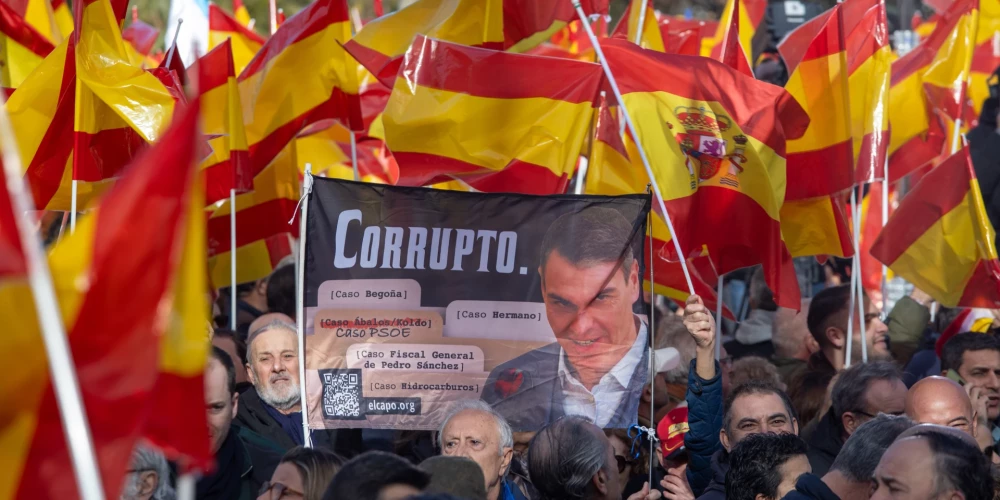 Spānijā demonstranti pieprasa premjerministra Pedro Sančesa atkāpšanos. 