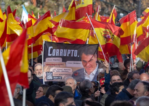 Spānijā demonstranti pieprasa premjerministra Pedro Sančesa atkāpšanos. 